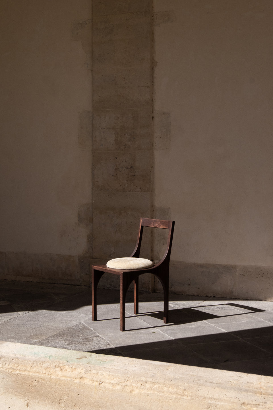 Calyx Chair ‚Äî Chêne chocolat