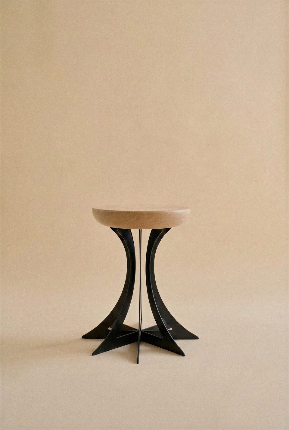 Table d'appoint Fibonacci - Acier noir ‚Äî Hêtre naturel